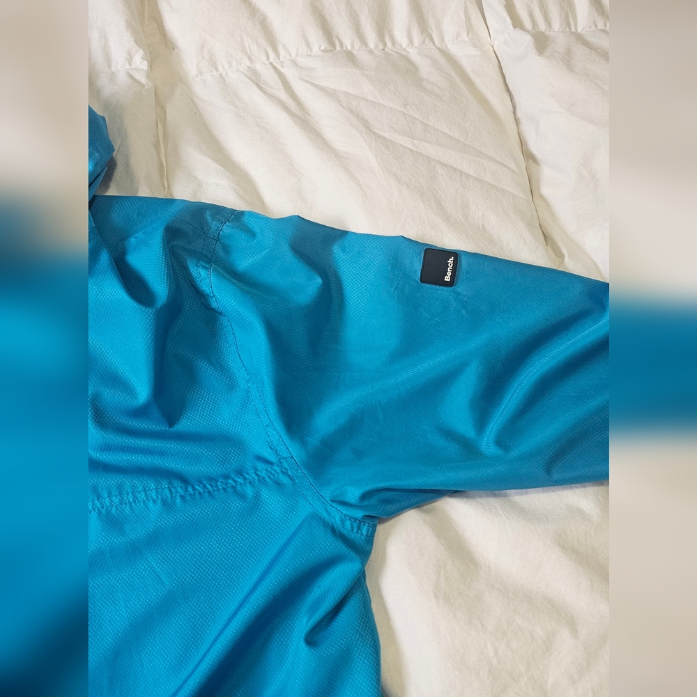 Bench Windbreaker - Picture 3 of 3